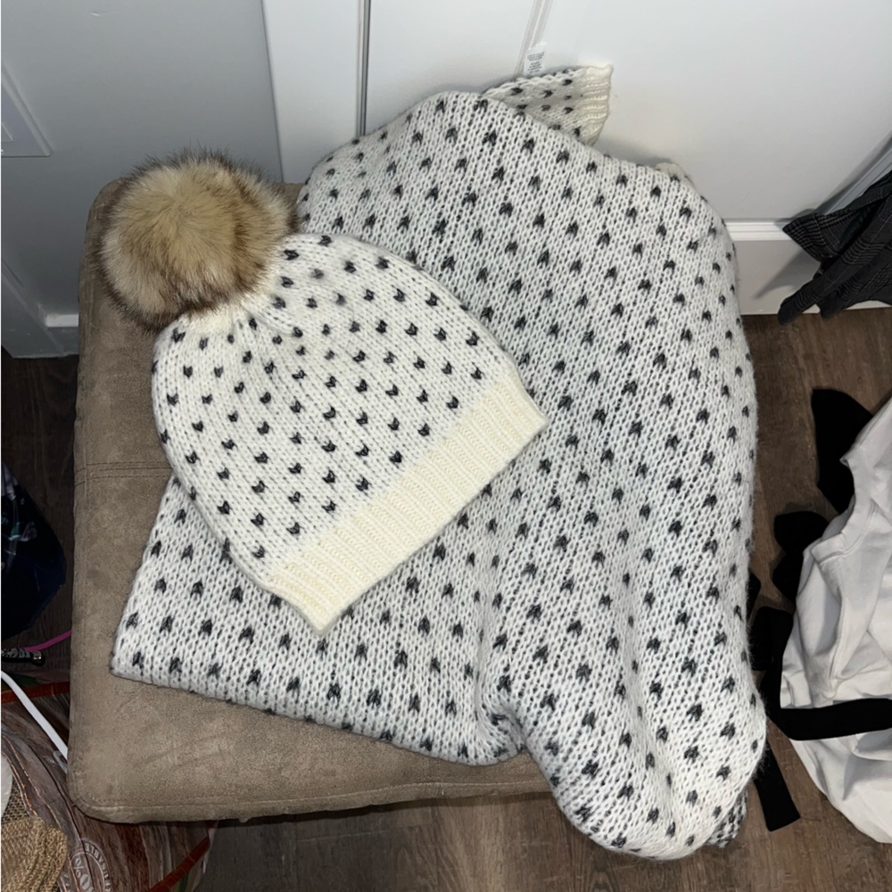 Aerie matching beanie and blanket scarf